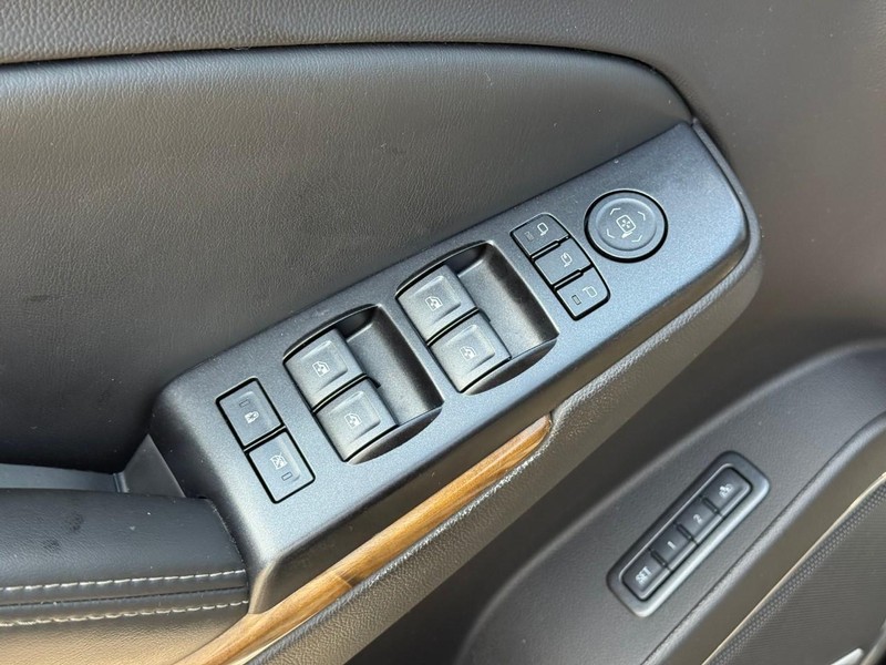 GMC Yukon Vehicle Image 21