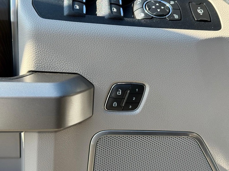 Ford Super Duty F-250 SRW Vehicle Image 21