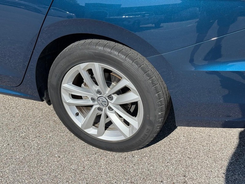 Volkswagen Passat Vehicle Image 05