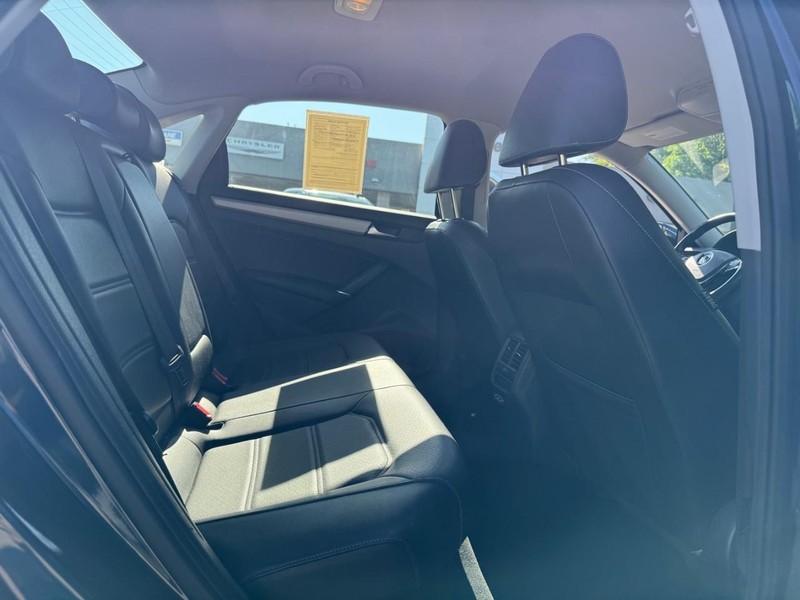 Volkswagen Passat Vehicle Image 13