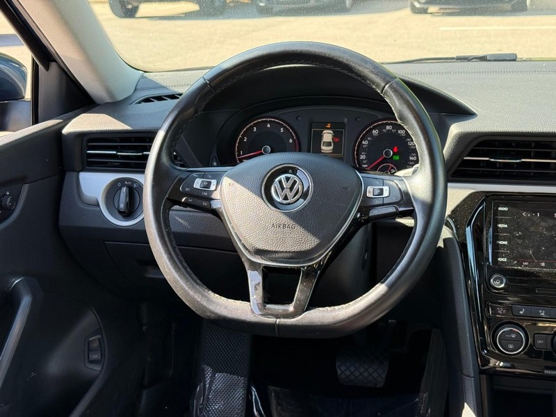 Volkswagen Passat Vehicle Image 15