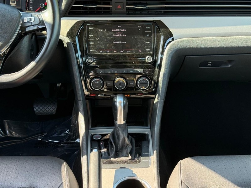 Volkswagen Passat Vehicle Image 17