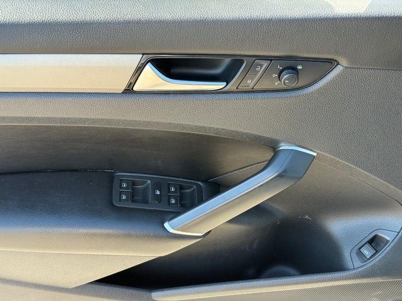 Volkswagen Passat Vehicle Image 18