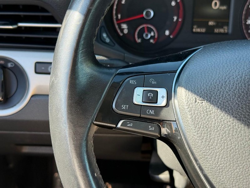 Volkswagen Passat Vehicle Image 21