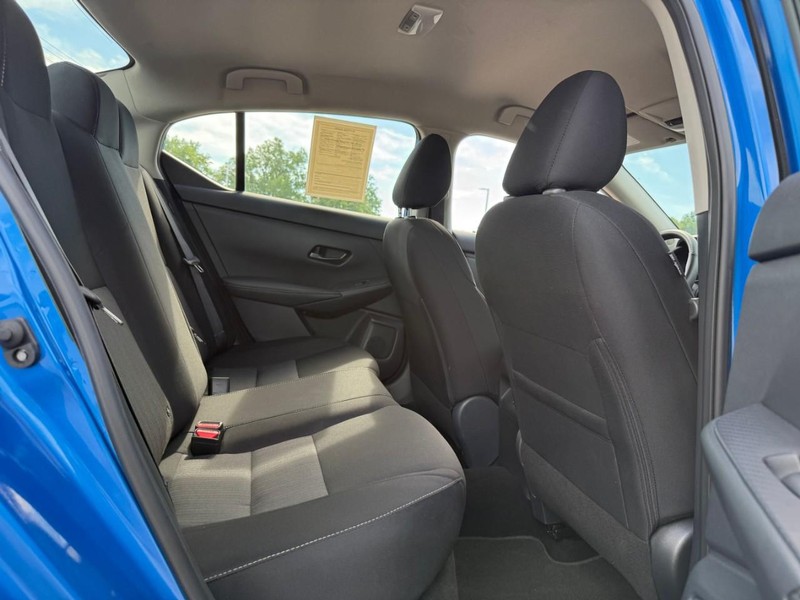 Nissan Sentra Vehicle Image 12