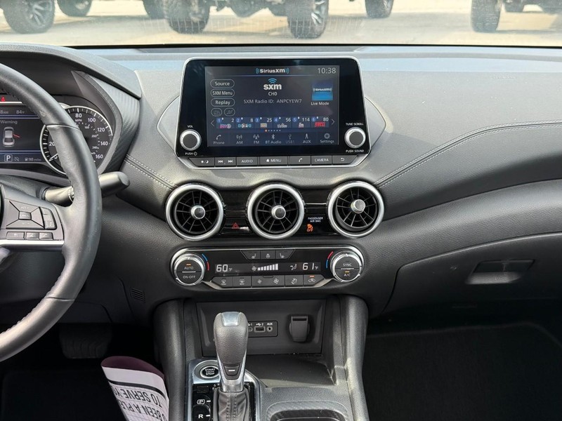 Nissan Sentra Vehicle Image 15