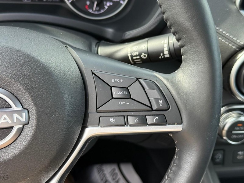 Nissan Sentra Vehicle Image 21