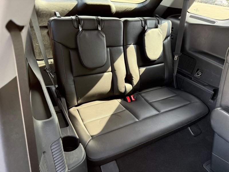 Ford Explorer Vehicle Image 15