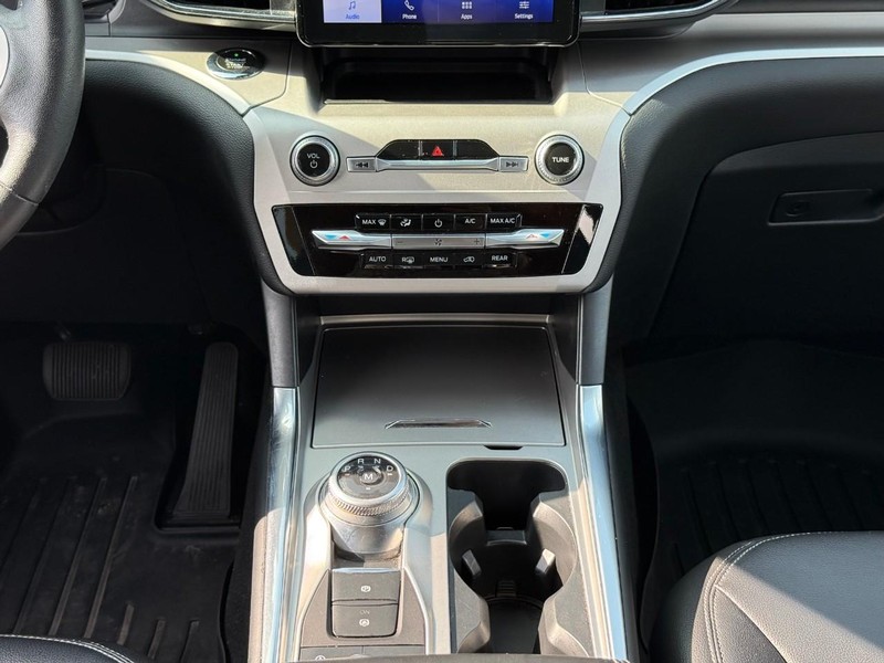 Ford Explorer Vehicle Image 19