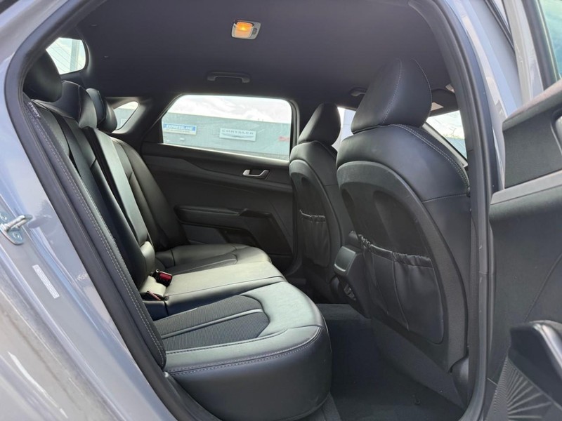 Kia K5 Vehicle Image 13