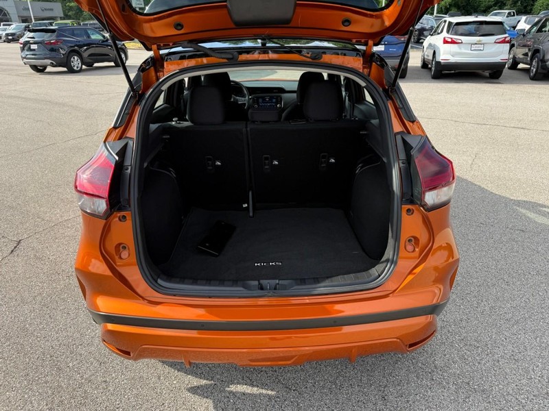 Nissan Kicks Vehicle Image 08