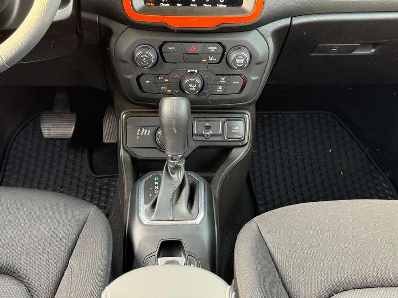 Jeep Renegade Vehicle Image 18
