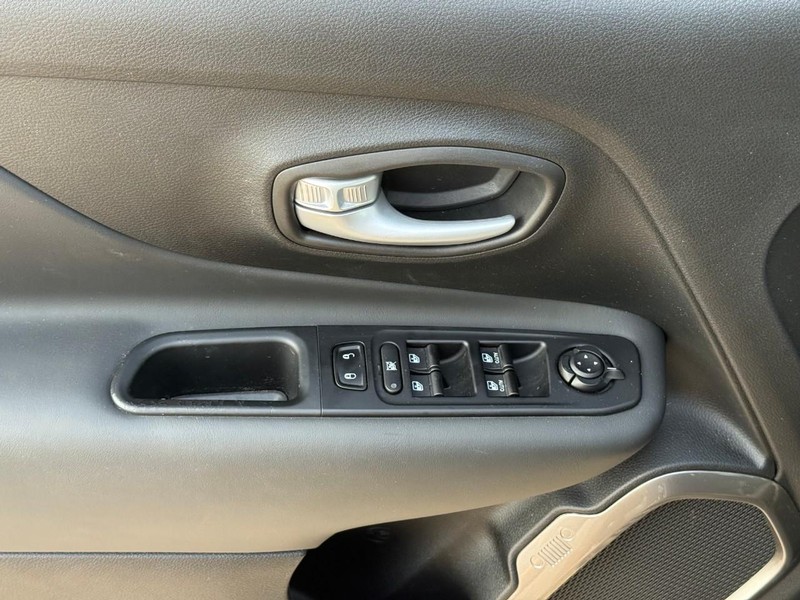 Jeep Renegade Vehicle Image 19