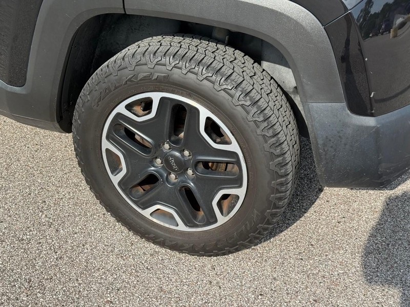 Jeep Renegade Vehicle Image 12