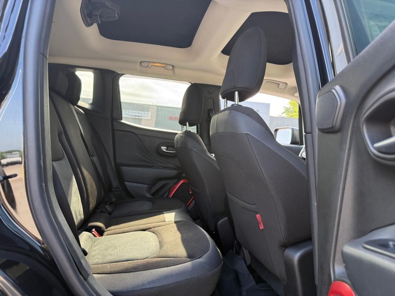 Jeep Renegade Vehicle Image 14