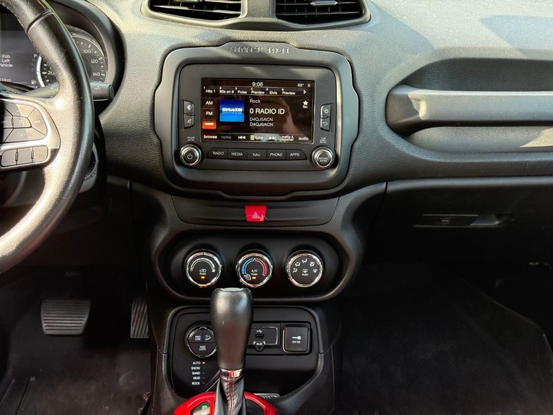 Jeep Renegade Vehicle Image 18