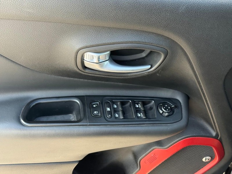 Jeep Renegade Vehicle Image 20