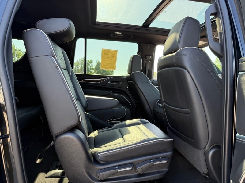 Cadillac Escalade ESV Vehicle Image 13