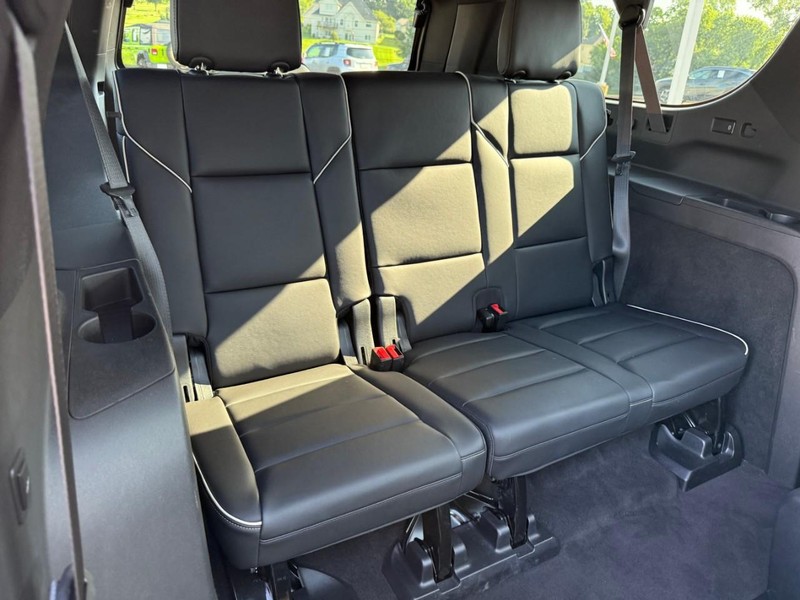 Cadillac Escalade ESV Vehicle Image 14