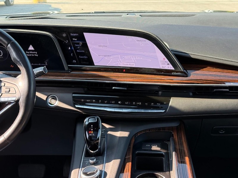 Cadillac Escalade ESV Vehicle Image 17