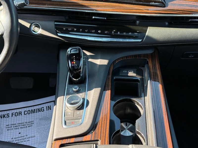Cadillac Escalade ESV Vehicle Image 19