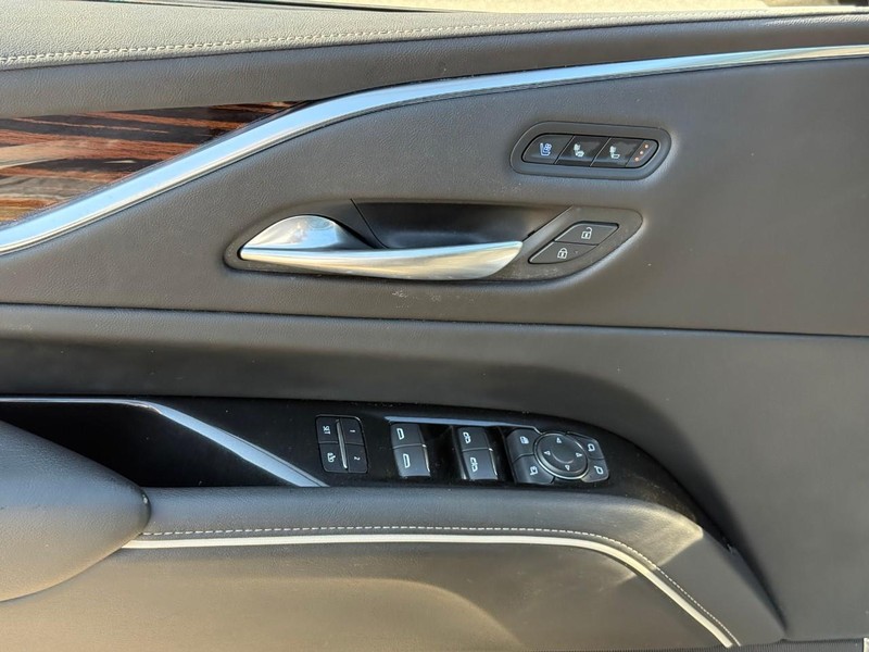 Cadillac Escalade ESV Vehicle Image 20