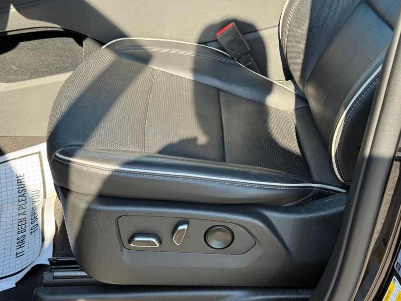 Cadillac Escalade ESV Vehicle Image 22