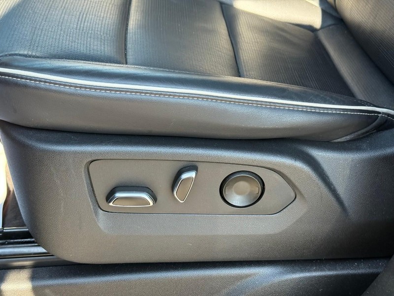 Cadillac Escalade ESV Vehicle Image 23