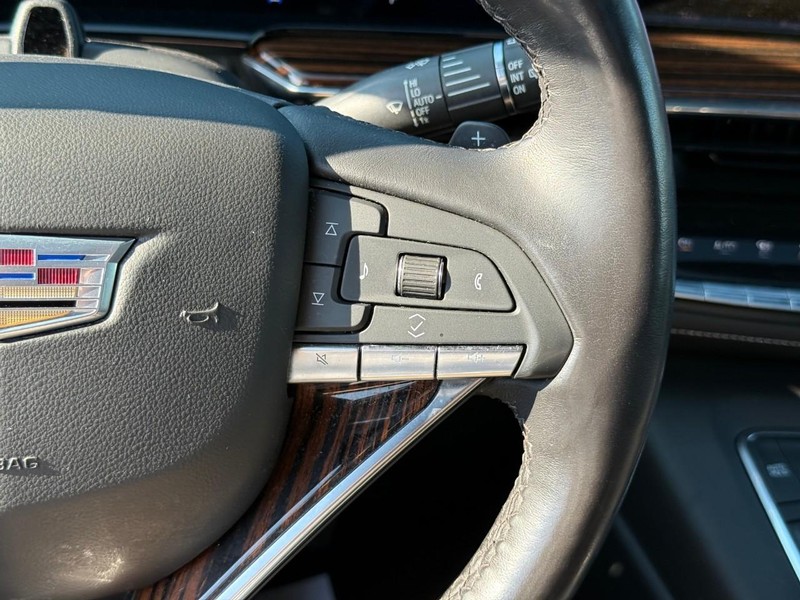 Cadillac Escalade ESV Vehicle Image 25
