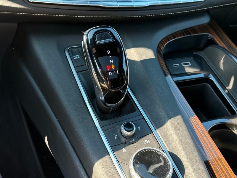 Cadillac Escalade ESV Vehicle Image 26