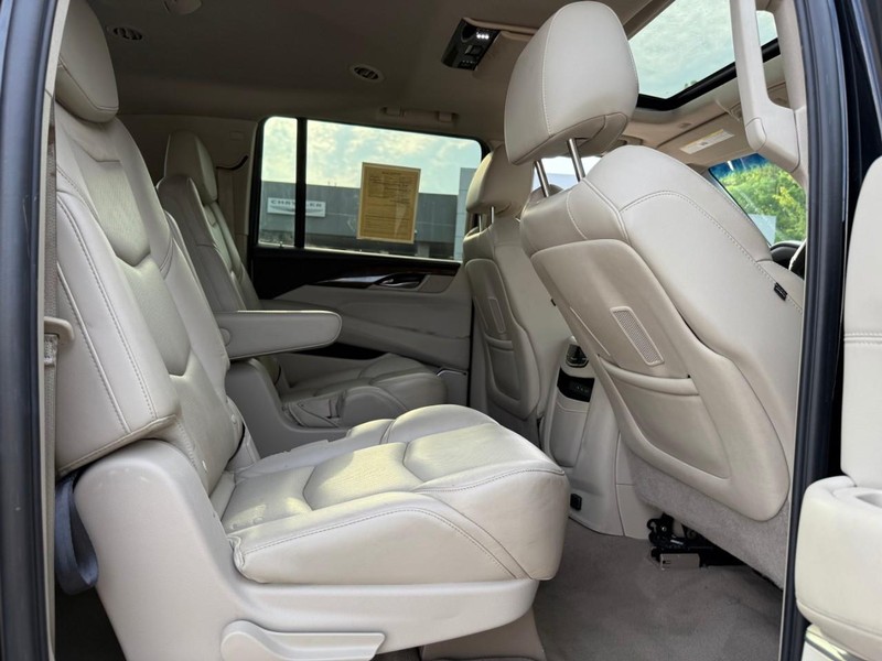 Cadillac Escalade ESV Vehicle Image 13