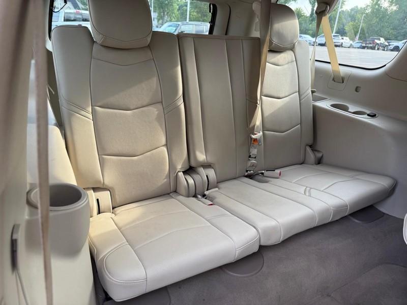 Cadillac Escalade ESV Vehicle Image 14