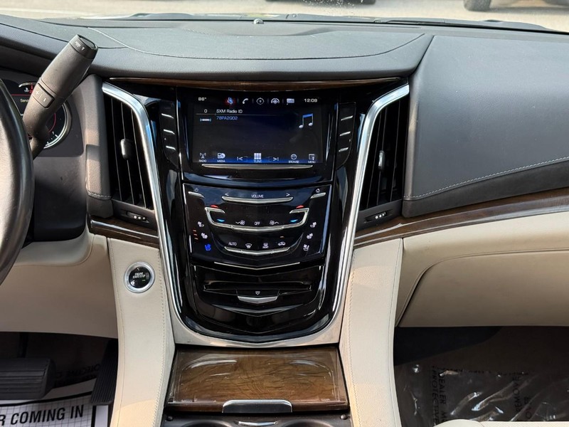 Cadillac Escalade ESV Vehicle Image 18
