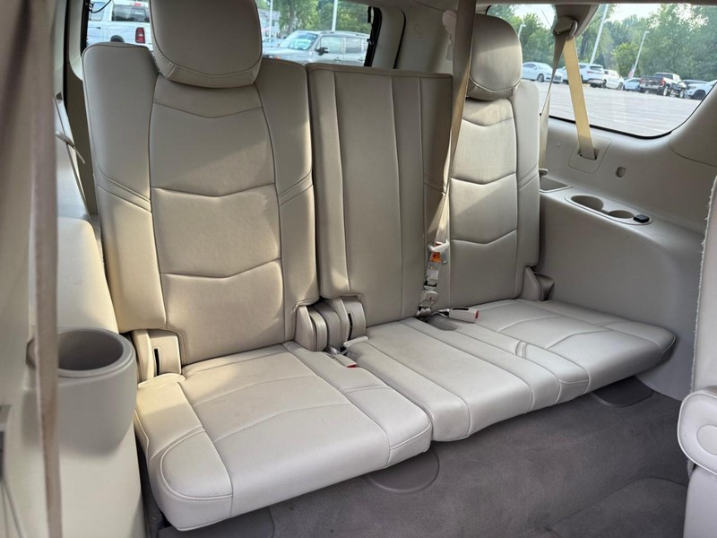 Cadillac Escalade ESV Vehicle Image 21