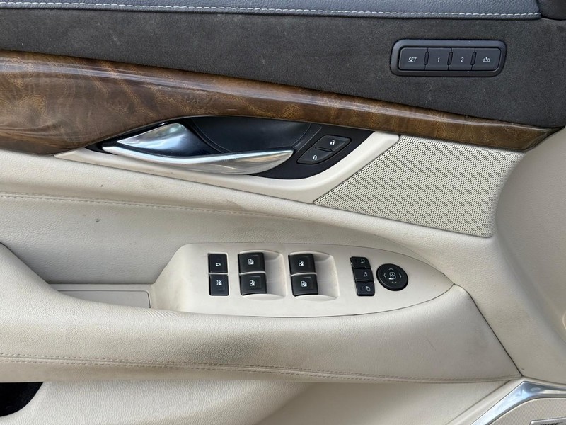 Cadillac Escalade ESV Vehicle Image 22
