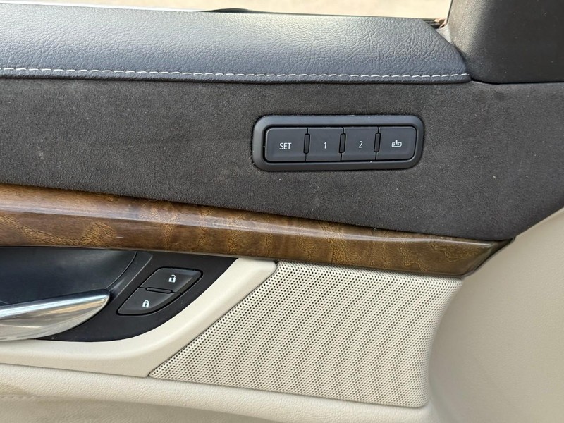 Cadillac Escalade ESV Vehicle Image 23