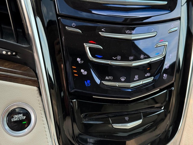 Cadillac Escalade ESV Vehicle Image 29