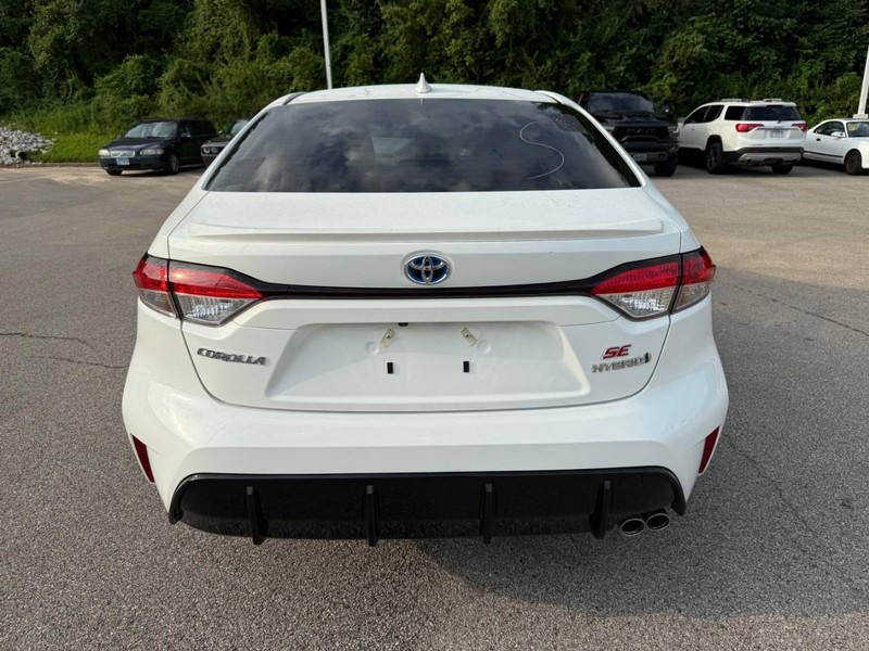 Toyota Corolla Hybrid Vehicle Image 09