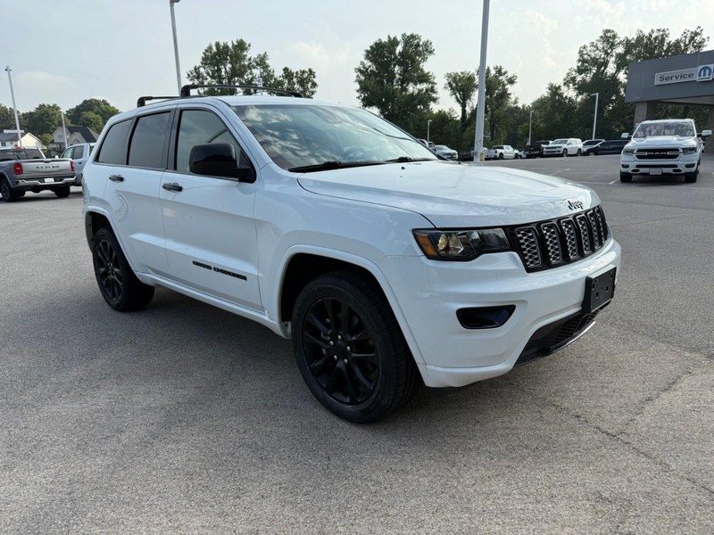 Jeep Grand Cherokee Vehicle Image 11
