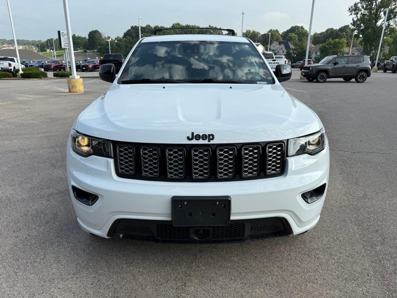 Jeep Grand Cherokee Vehicle Image 12