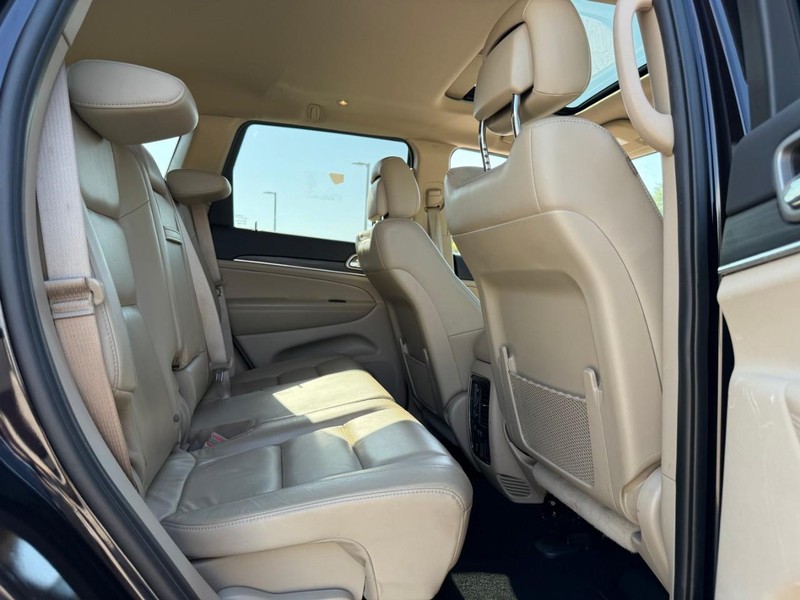 Jeep Grand Cherokee Vehicle Image 14