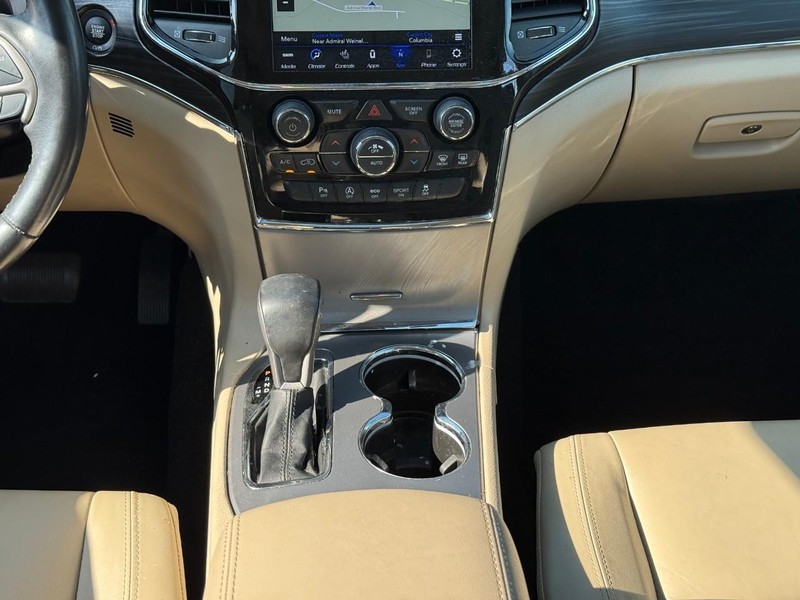Jeep Grand Cherokee Vehicle Image 18