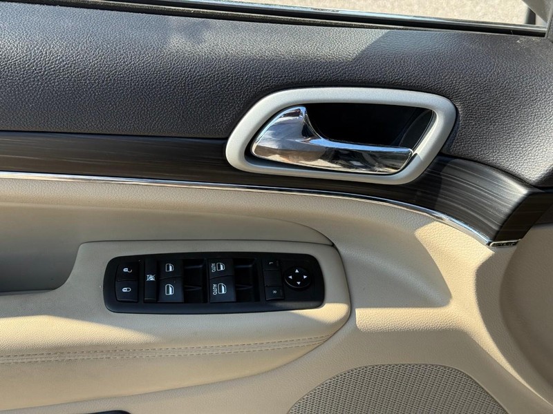 Jeep Grand Cherokee Vehicle Image 19