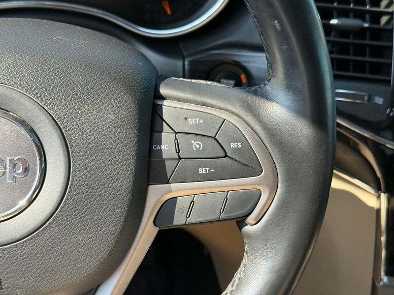 Jeep Grand Cherokee Vehicle Image 24