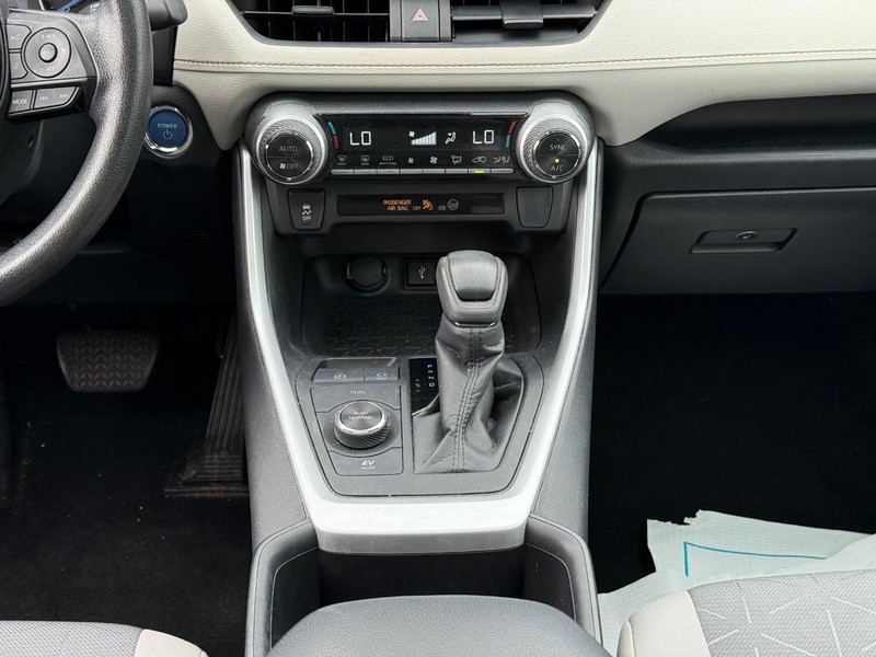 Toyota RAV4 Hybrid Vehicle Image 18