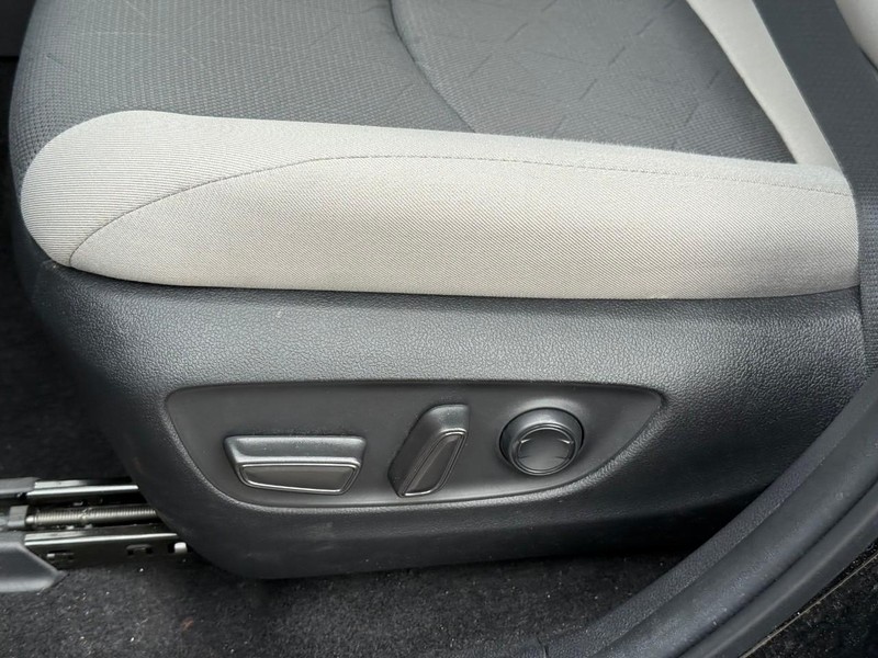Toyota RAV4 Hybrid Vehicle Image 22