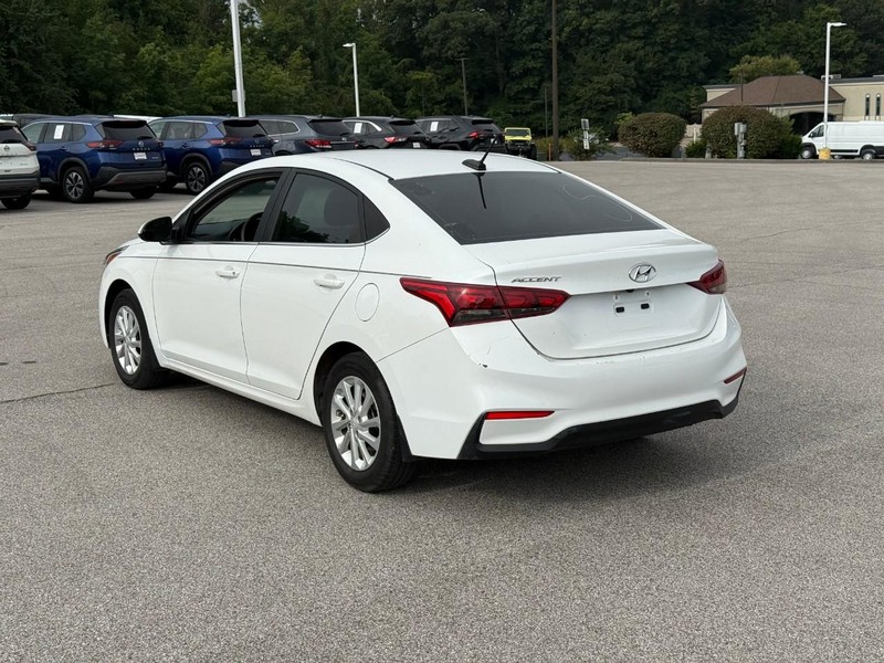 Hyundai Accent Vehicle Image 04