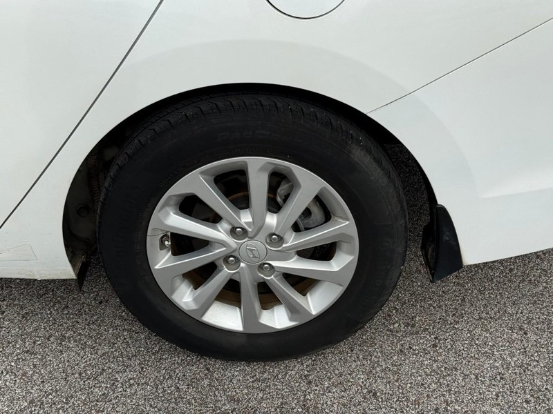 Hyundai Accent Vehicle Image 11