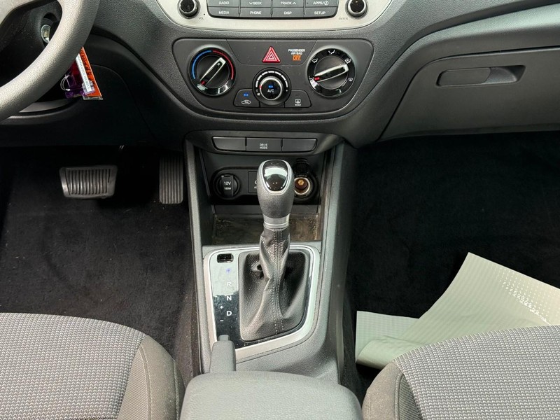 Hyundai Accent Vehicle Image 17