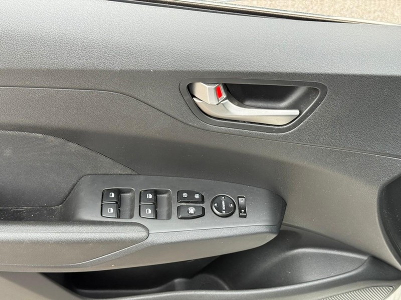 Hyundai Accent Vehicle Image 18